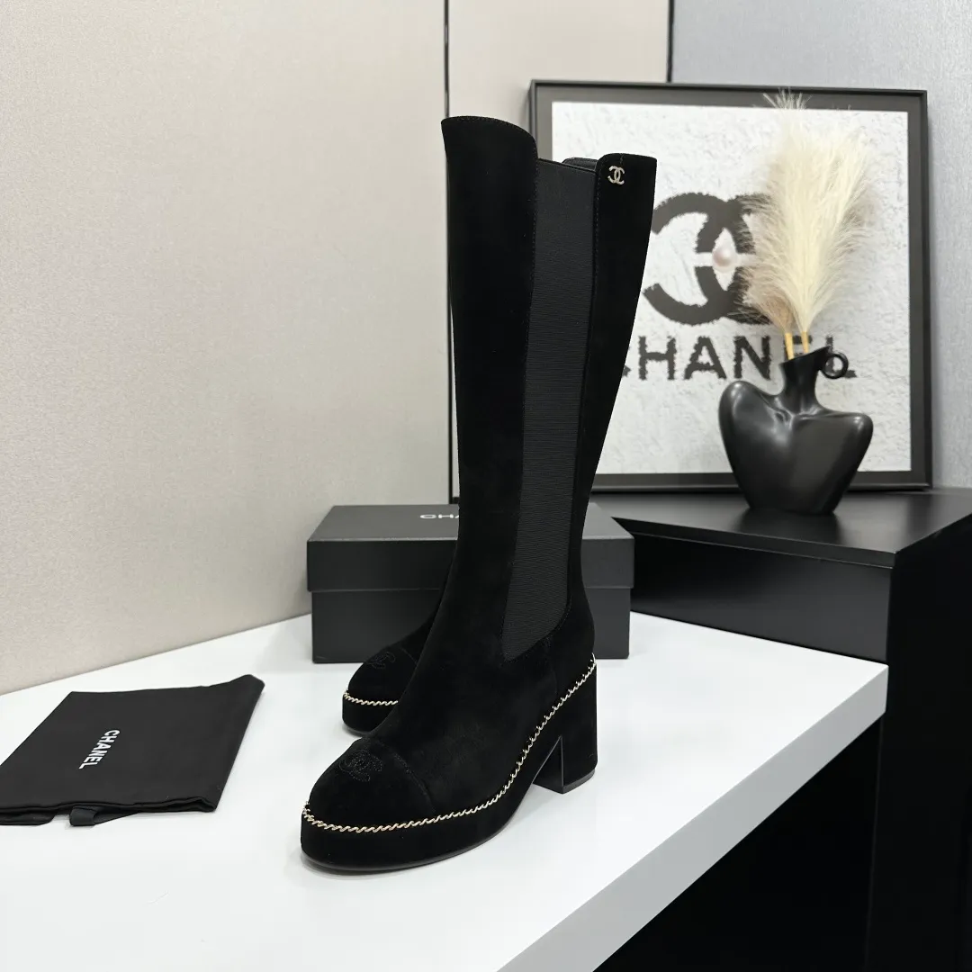 👟👟Ex-factory price 960👟👟 CHANEL Xiaoxiang 2024 autumn and winter sheepskin boots high boots knight boots The version is also the basic version of the Martin boots, neat and handsome. The upper is made of cowhide, super soft against the skin, wide and full, handsome and comfortable. The lining is soft water-dyed cowhide. The sole is original rubber outsole. Exclusive top quality 35-39. 40 customized